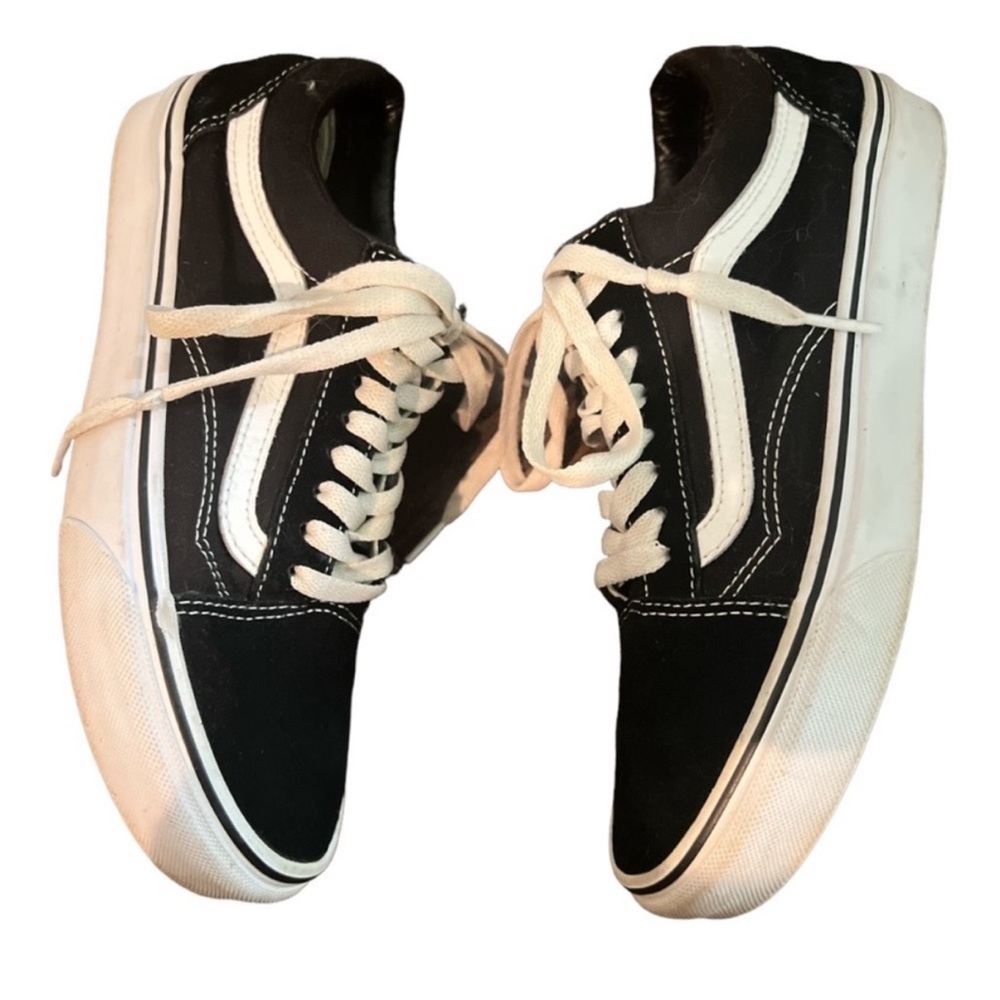 VANS Old School Skate Shoe,â Low Top Lace Up, Black w/White, Size 8 US Womenâs